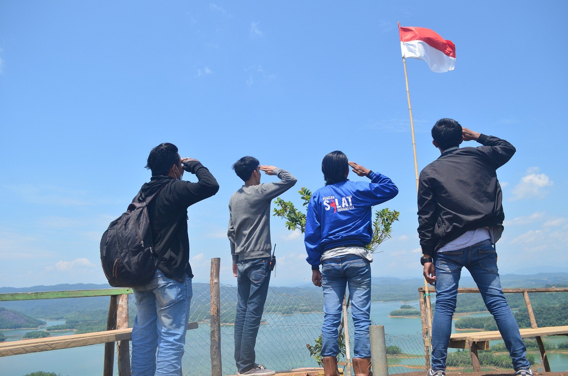 empat pemuda menghormat pada bendera merah putih